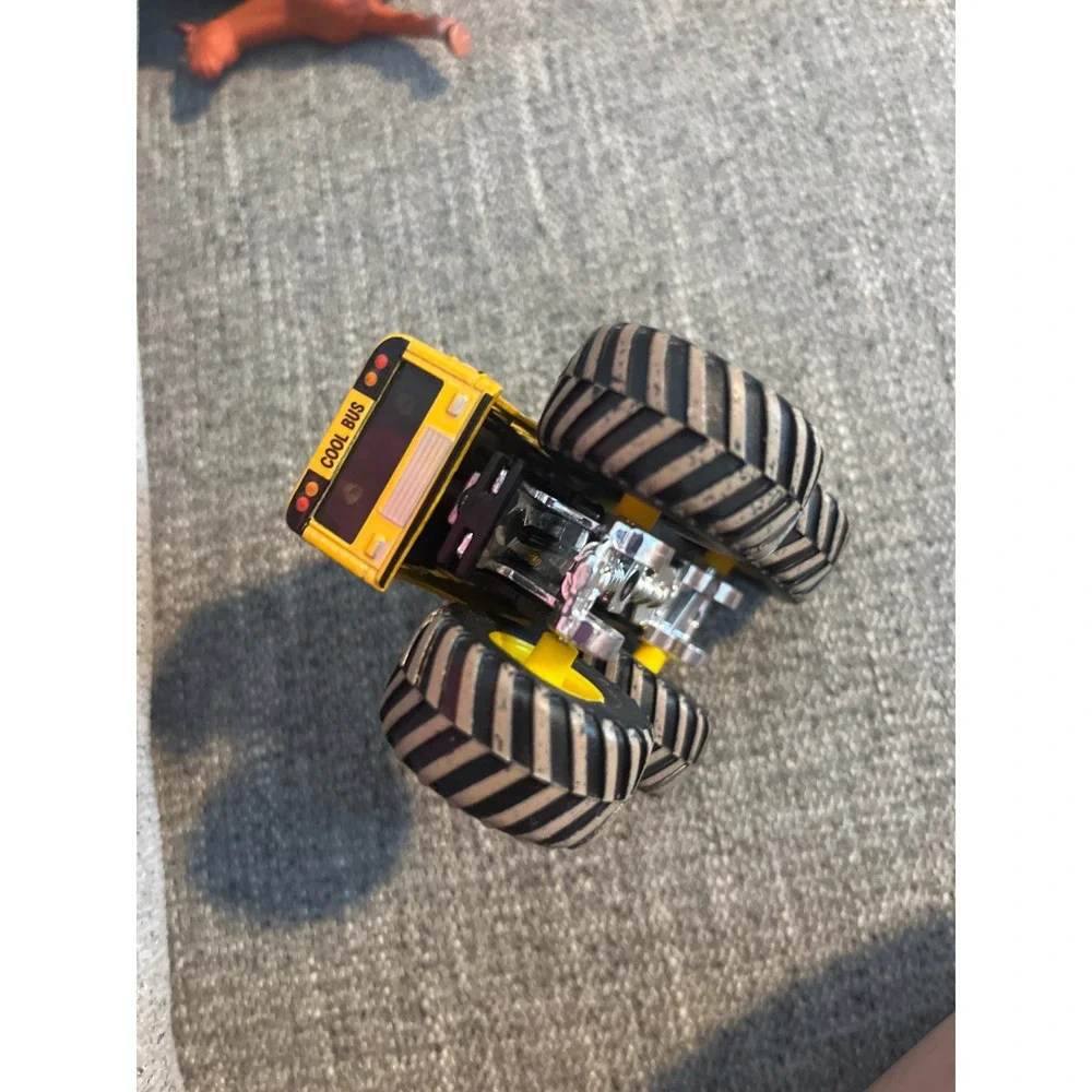 Hot Wheels Monster Jam Higher Education School Bus Monster Truck 1:64 Yellow